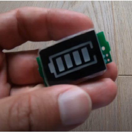 ماژول نمایش سطح شارژ باتری در دست
